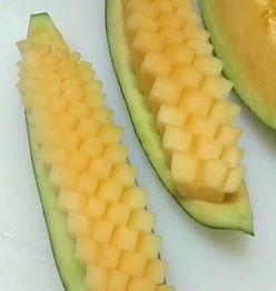 找个小孩吃哈密瓜的视频,小家伙品尝哈密瓜的欢乐瞬间